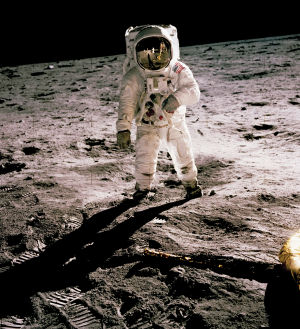 Buzz Aldrin ei ollut ensimmäinen Kuun kamaralla, mutta hän teki toisenlaisen ennätyksen. Buzz Aldrin Kuussa