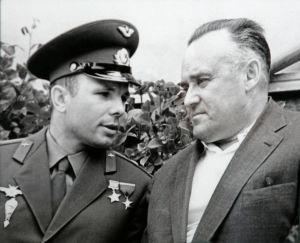 Neuvostoliiton kosmonauttitähti Juri Gagarin ja rakettinero Sergei Koroljov Gagarin ja Koroljov