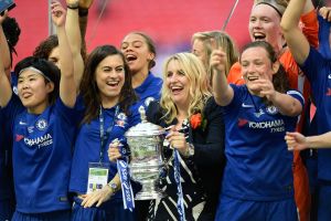 Emma Hayes firar cupvinsten med Chelsea våren 2018. Fotbollstränaren Emma Hayes och Chelsea FC firar cupvinsten 2018