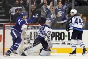 Toronto Maple Leafs gör mål mot Winnipeg.