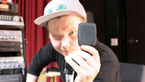 Niki Rasmus pitelee mikrofonia.