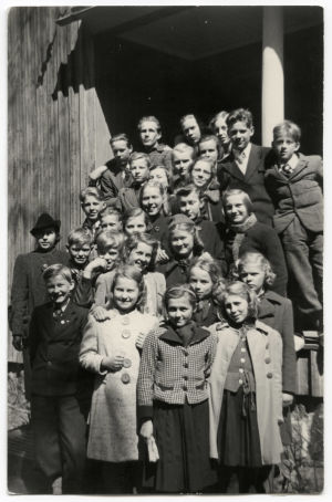 Käpylän koulun kolmas luokka keväällä 1941. Meri seisoo joukossa keskellä. Käpylän koulun kolmas luokka keväällä 1941.