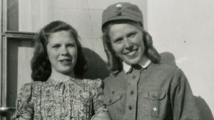 Sotilaskotisisar Meri ja pikkusiskonsa Ritva keväällä 1941. Ritva liittyi pikkulottiin. Teinityttö, 14-vuotias Meri Louhos sotilaskotisisaren asussa vierellään pikkusisko Ritva.