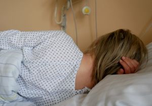 Puolalainen Juztyna teki abortin Saksan Prenzlaussa. Operaatiosta tietää hänen lisäkseen vain oma aviomies. Puolalainen nainen sairaalasängyssä saksalaisella aborttiklinikalla Prezlaussa