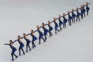Då synkro-VM senast gick i Finland år 2011 vann Helsinki Rockettes guld. Laget från 2016 vann silver i VM i Budapest. Synkrolaget Helsinki Rockettes på isen i VM 2016.