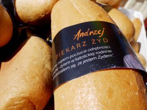 Tämän leivän leipoi juutalainen Andrzej. Leipä, jossa paperikääreessä teksti: Andrzej, juutalainen leipuri.