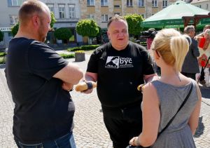 Adam Switlik jakaa vähemmistöjen leipomaa leipää ohikulkijoille Namysłówin torilla. Adam Switlik jakaa vähemmistöjen leipomaa leipää ohikulkijoille Namyslowissa