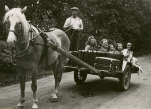 Tanssiryhmän kesäkiertue 1945 hevoskyydissä.