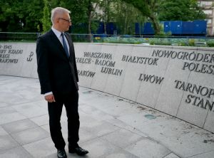 PiS:n kansanedustaja Stanisław Pięta toisen maailmansodan muistomerkillä Varsovassa. kansanedustaja stanislaw pienta ww2 muistomerkillä varsovassa