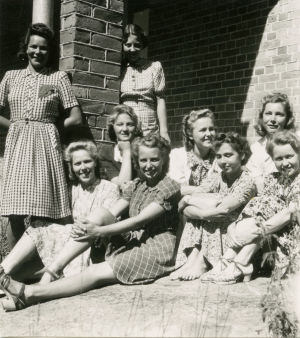 – Tässä on koko meidän kämppä! Varalan liikuntakeskuksen opiskelijota 1942-43. Meri istumassa vasemmalla. Varalan urheiluopiston opiskelijoita 1942-43.
