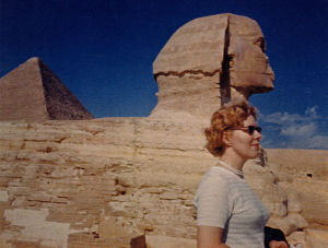 Meri ja Gizan sfinksi Kairossa. Meri oli Egyptin matkalla punatukkainen. Meri Louhos Kairossa Sfinksin edessä 1960-luvulla.