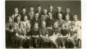 Valmistavan koulun kolmas luokka Kotkassa 1938. Meri on 11-vuotias ja istuu keskirivissä kolmantena oikealla. Kissanpolkkaa soittanut Maissi istuu keskirivissä kolmantena vasemmalta. Meri Kotkassa valmistavan koulun kolmannella luokalla 1938.