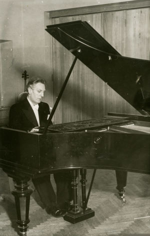 Pianotaiteilija Ernst Linko soittaa.