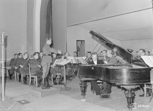 Rolf Bergroth pianosolistina Äänislinnan kaupunginorkesterin ensimmäisessä sinfoniakonsertissa 11. marraskuuta 1942. Kapellimestarina musiikkikapteeni Onni Palomäki. Rolf Bergroth on pianosolistina Äänislinnan kaupunginorkesterin ensimmäisessä sinfoniakonsertissa 11. marraskuuta 1942. Kapellimestarina musiikkikapteeni Onni Palomäki.