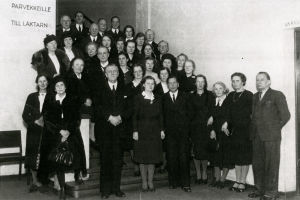 Sibelius-Akatemian henkilökuntaa n. vuonna 1950. Etualalla seisoo rehtori, pianotaiteilija Ernst Linko ja äärimmäisenä oikealla säveltäjä Aarre Merikanto. Sibelius-Akatemian henkilökuntaa 1940-50-lukujen vaihteessa. Etualalla rehtori Ernst Linko ja äärimmäisenä oikealla säveltäjä Aarre Merikanto.