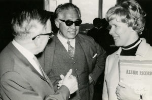 Wienin konservatorion oopperaluokan johtaja Karl Hudez, kamarilaulaja Peter Klein ja tulkki Meri Louhos Savonlinnassa kesällä 1962. Karl Hudez, Peter Klein ja Meri Louhos Savonlinnan oopperakursilla 1960-luvun alussa.