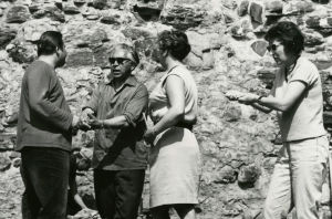 Peter Klein ohjaa. Vasemmalta Pekka Nuotio, Klein, Eini Liukko-Vaara ja apulaisohjaaja Nina Kresaldo. Peter Klein ohjaa oopperaluokkaa Savonlinnassa 1960-luvulla.