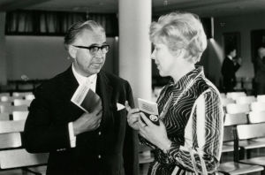 Professori Klein ja hänen rakastettava robottinsa Meri. Meri Louhos ja Peter Klein Savonlinnassa 1960-luvulla.