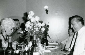 Tenori Pekka Nuotio, rouvansa ja basso Kim Borg Majakassa muikuilla. Kim Borg ja Pekka Nuotio syömässä Savonlinnan Majakka-ravintolassa 1960-luvulla.