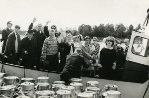 Oopperakurssilaiset Saimaalla. Meri vilkuttaa kuvan keskellä. Savonlinnan Oopperajuhlien taiteilijoita laivaretkellä 1960-luvulla.