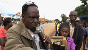 En bybo säger att man kan inte kräva att pappor ska försörja sina barn om de har funktionshinder. Det är skamfyllt att ha ett sådant barn. Fördomar och vidskepelse i Uganda.