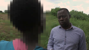 Den ugandiske grävande journalisten Gerald Barebee intervjuar Apolot som berättar sin hemlighet. Gerald Barebee intervjuar en ugandisk mamma som dödat sitt barn.
