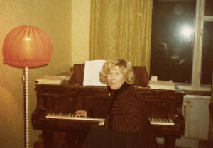 Merin ja hänen puolalaisen kämppäkaverinsa huoneessa oli flyygeli, kun muilla oli vain piano. Meri Louhos Moskovan konservatorion asuntolassa 1978.