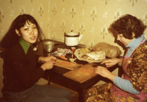 Alma-Atalaisia herkkuja syntyy asuntolahuoneen nurkassa. Opiskelijat laittavat ruokaa Moskovan konservatorion asuntolassa 1978.