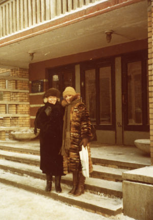 Meri ja Tina turkiksissa konservatorion asuntolan portailla. Meri Louhos ja Tiina Holmström Moskovan pakkasessa 1978.