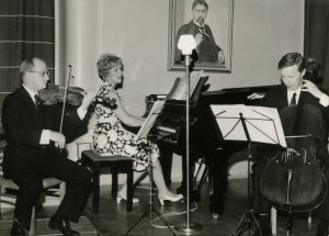 Trio viulisti Jorma Rahkonen, pianisti Meri Louhos ja sellisti Risto Fredriksson soittavat Klemetti-Opiston vanhassa salissa.