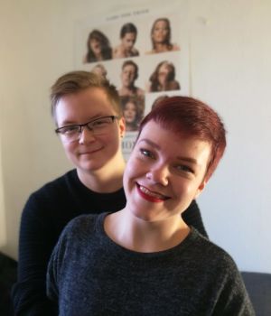 Sakris Kupila i sitt vardagsrum i Helsingfors med sin fru Jaana Tiiri. Hösten 2018.