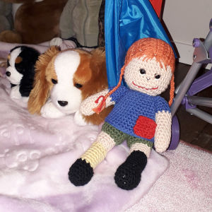 Dockan och kramdjuren väntar på att adoptivdottern ska flytta till dem i Korsnäs. Dockan och kramdjuren väntar på att 6-åriga Samantha ska flytta till dem i Korsnäs.