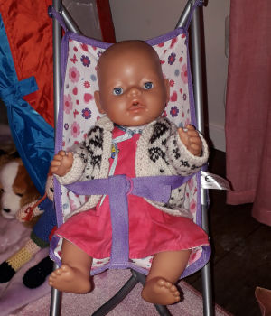 Flickan önskar sig en mamma, en pappa och en docka. Om några dagar startar resan till Filippinerna både för docka och föräldrar. Sexåriga Samantha önskar sig en mamma, en pappa och en docka. Om några dagar startar resan till Filippinerna både för docka och föräldrar.