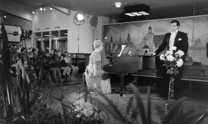 Tenori Martti Miettinen ja pianisti Meri Louhos esiintyvät televisiokonsertissa Rauman kirjastossa 4. marraskuuta 1968. Tenori Martti Miettinen ja pianisti Meri Louhos esiintyvät televisiokonsertissa Rauman kirjastossa 4. marraskuuta 1968.