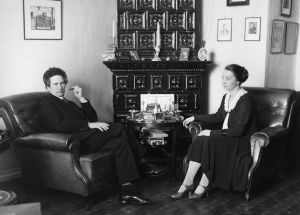 Yrjö ja Margaret Kilpinen kotonaan huhtikuussa 1931. Yrjö ja Margaret Kilpinen kotonaan 1. huhtikuuta 1931.