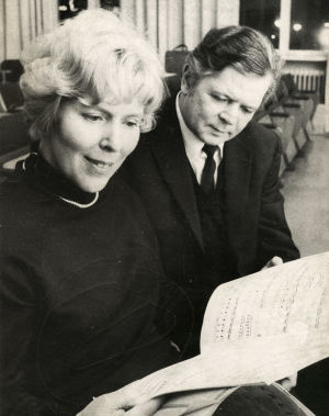 Pentti Koskimiehen kanssa säestämässä ensimmäisiä Kuopion viulukilpailuja 1967. Meri Louhos ja Pentti Koskimies Kuopion viulukilpailun säestäjinä 1970-luvulla.