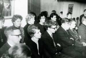 Gerald Mooren kurssilla Tukholmassa. Yleisön joukossa Merin lisäksi vasemmalla Ritva Auvinen ja Aili Purtonen, Merin toisella puolella Maila Haavisto. Yleisöä Gerald Mooren lied-kurssilla Tukholmassa 1960-luvun alussa.