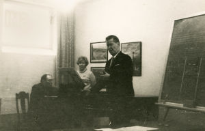 Gerald Moore opettaa Meri Louhosta ja Matti Tuloiselaa.