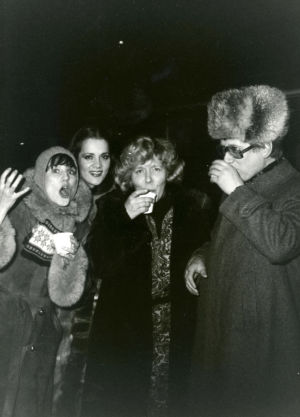 Meri Louhos ja saattajat Moskovan rautatieasemalla joulukuussa 1978.