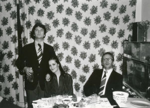 Viulisti Tina Holmberg ja vierailevia diplomaatteja konservatorion asuntolassa. Tina Holmberg ja vieraita Moskovan konservatorion asuntolassa syksyllä 1978.