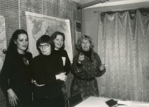 Asuntolan kellari, missä pidettiin opiskelijoiden venäjän tunnit. Meri Louhos, Tina Holmberg ja Taru Loppela Moskovan konservatorion asuntolassa 1978.