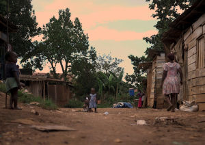 Utbildning är viktigt om ett land ska kunna moderniseras, säger Heidi Hautala. I östra Uganda är fattigdomen utbredd.