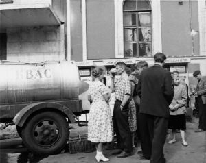 Kaljaa, kvas, myytiin kansalle mukeihin tynnyriperävaunusta 1960-luvun Leningradissa. Olutta tai kaljaa jaetaan kansalle mukeihin tynnyriperävaunusta 1960-luvun Leningradissa.
