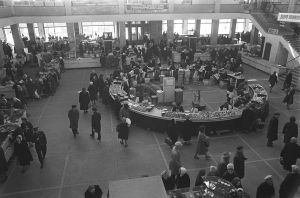Ihmisiä ostoksilla leningradilaisessa kauppahallissa 1960-luvulla. Ihmisiä ostoksilla leningradilaisessa kauppahallissa 1960-luvulla.