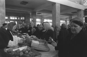 Mummoja ruokaostoksilla leningradilaisessa kauppahallissa 1960-luvulla. Mummoja ruokaostoksilla leningradilaisessa kauppahallissa 1960-luvulla.