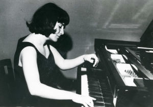 Pianotaiteilija Elisabeth Leonskaja soittaa.