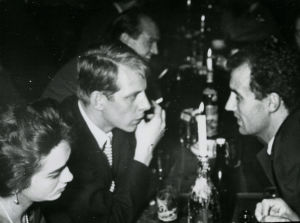 Säveltäjät Karlheinz Stockhausen ja Luigi Nono kellariravintolassa. Vasemmalla Merin huonetoveri, brasilialainen kaunotar Maria Angélica dos Santos Bahia. Karlheiz Stockhausen ja Luigi Nono Darmstadtissa kesällä 1957.