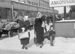 Evakosta palaavia ihmisiä Helsingin rautatieasemalla maaliskuussa 1940. Evakosta palaavia ihmisiä Helsingin rautatieasemalla 1. maaliskuuta 1940.