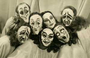 Puolanne-ryhmän tanssijoita naamioissa.
