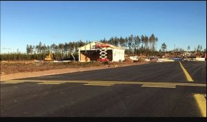 Flygplatsen i Pyttis är ännu inte färdigbyggd. En halvklar stor förvaringshall står bredvid en tom landningsbana.